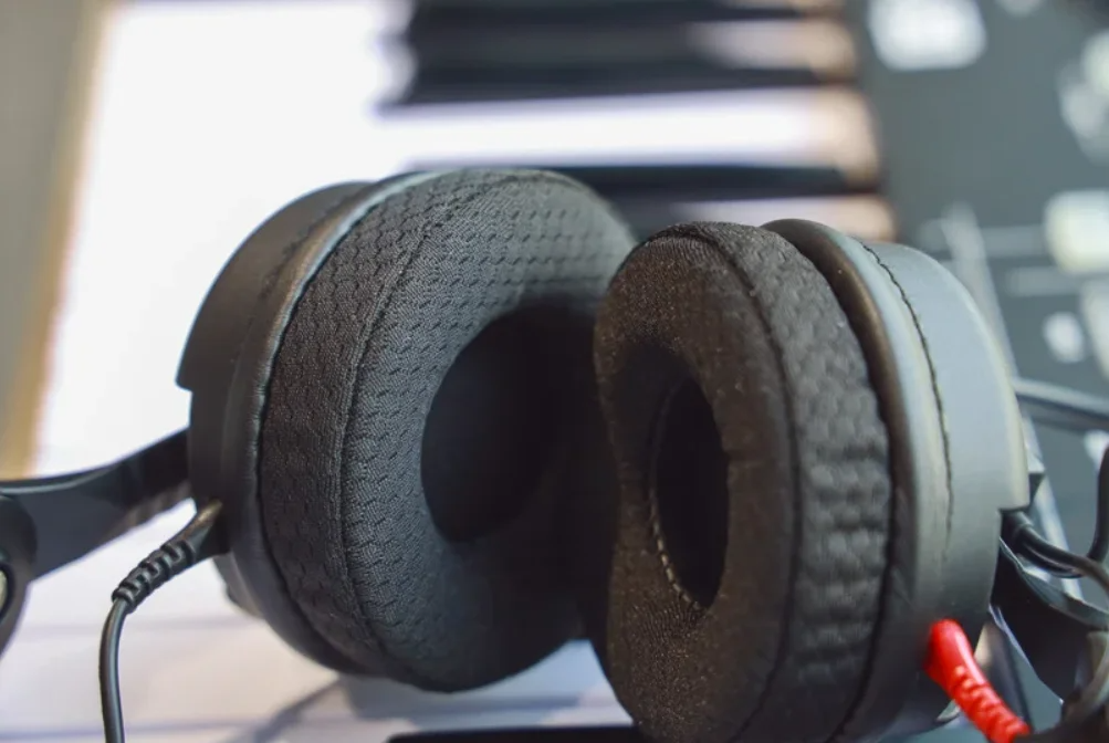 Headphones with Dekoni earpads