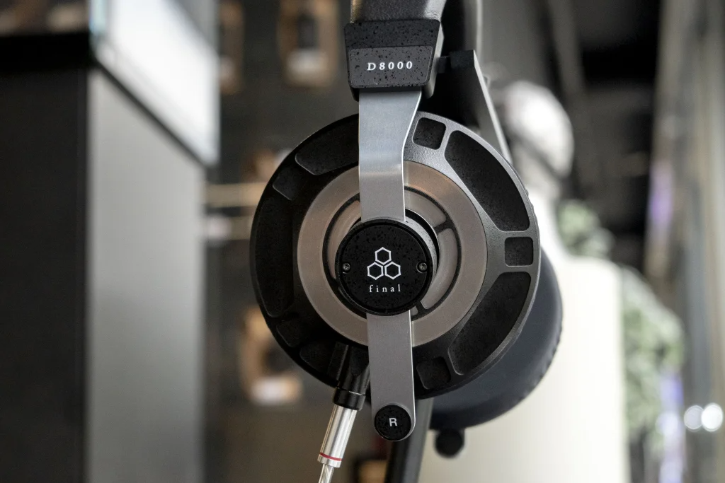 Final Audio D8000 side view