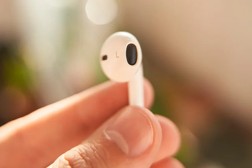 How to Clean Your Headphones From Earwax the Right Way