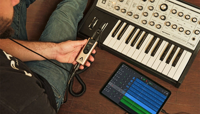 Shape Your Tone with the Built-In Analog Compressor