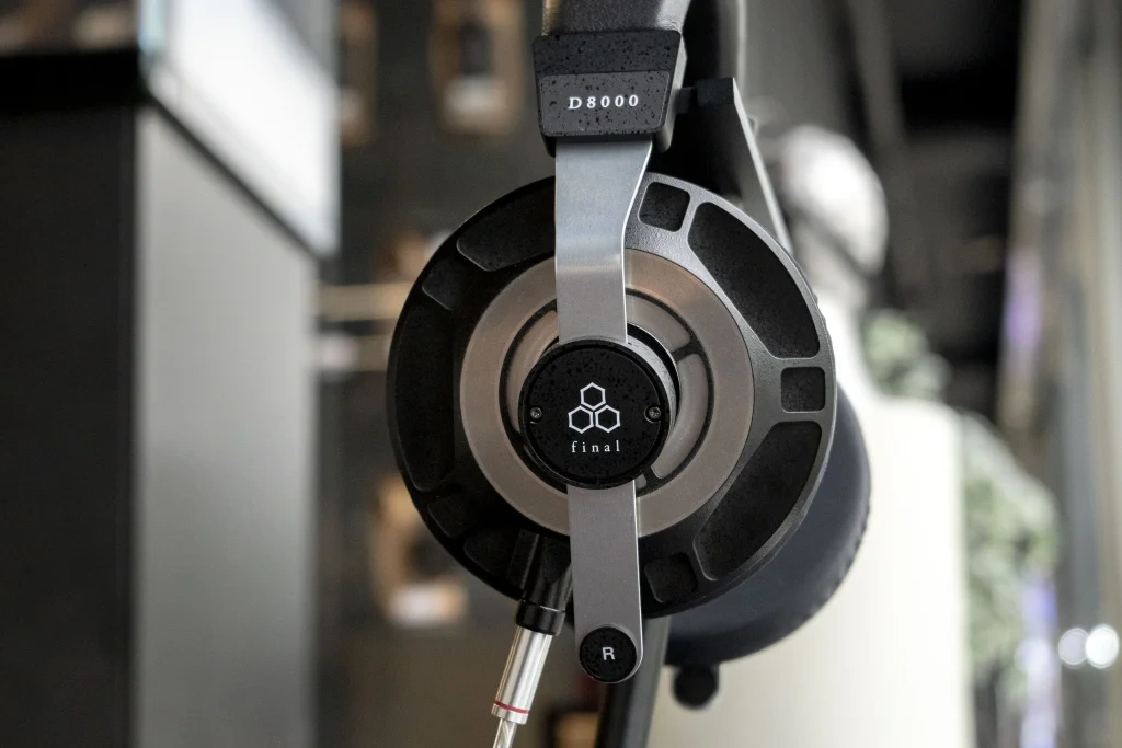 Final Audio D8000 side view