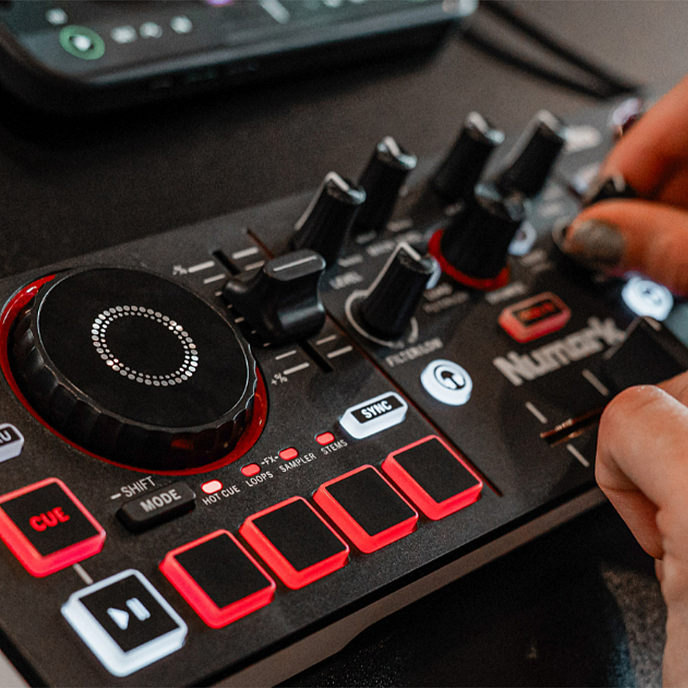 DJ controller Numark Mixtrack Go Black - img.4