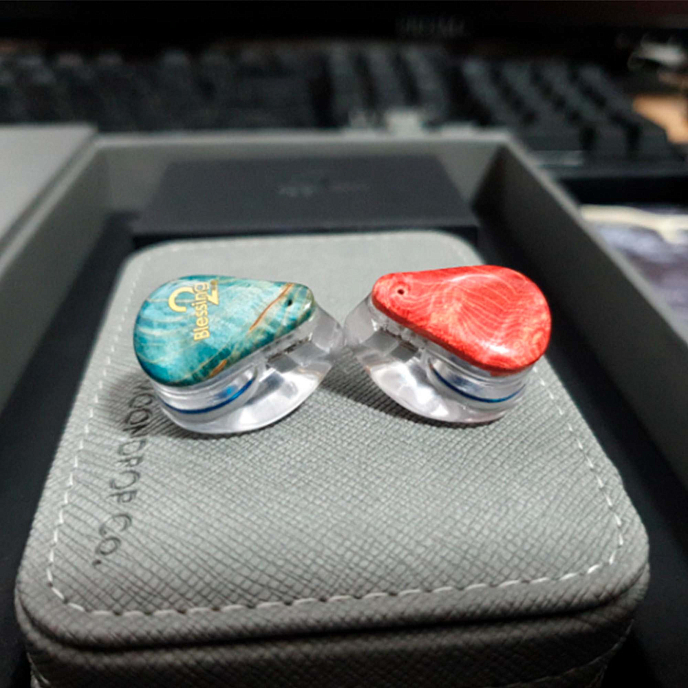 In-ear headphones MoonDrop Blessing 2 wooden edition red/blue - img.2